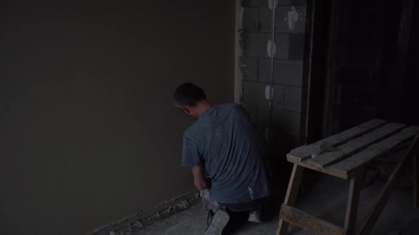 Trabalhador Construção Civil Usando Trabalhador Geral Com Ferramentas Reboco Parede — Vídeo de Stock