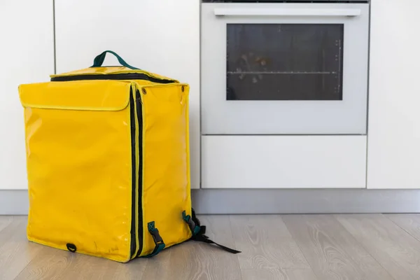 Modern Sarı Termo Çanta Buzdolabı — Stok fotoğraf