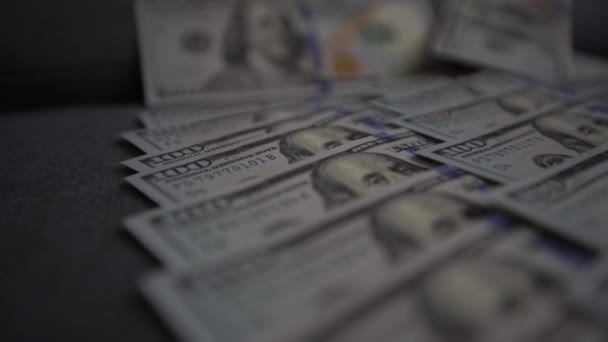 Dollar Scheine Geld Kamera Fliegt Aus Nächster Nähe Über Gestapelte — Stockvideo