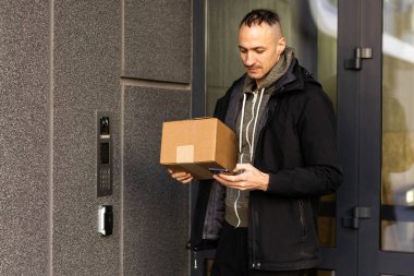 Adam evinin kapı açmak için smartphone kullanır