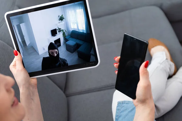 Vrouw Monitort Moderne Cctv Camera Laptop Binnen Close Veiligheidssysteem Thuis — Stockfoto