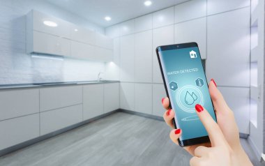 Su algılı ev kontrol uygulamalı akıllı telefon, akıllı ev konsepti