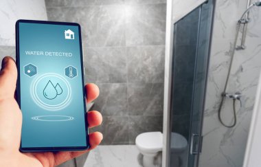 Su algılı ev kontrol uygulamalı akıllı telefon, akıllı ev konsepti