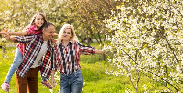 Outdoor Portrait Happy Young Family Playing Spring Park Blooming Tree — 스톡 사진