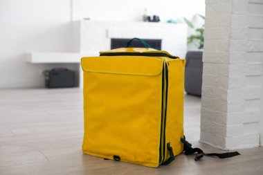 Modern sarı termo çanta, buzdolabı..