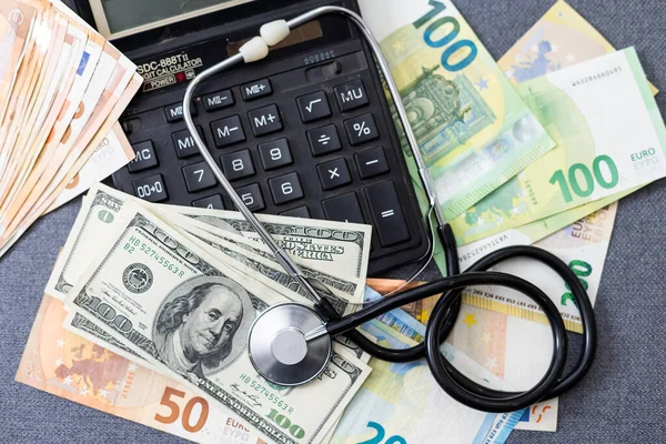 欧元钞票上方的听诊器象征着白色背景下的医疗费用概念 高质量的照片 — 图库照片
