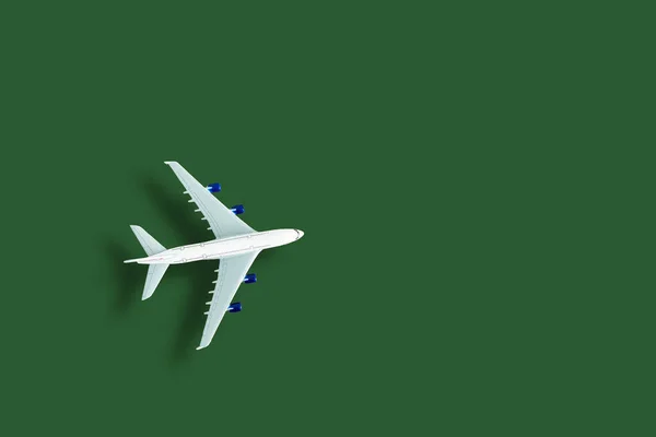 飞机模型 绿色背景的白色飞机 旅行度假的概念 夏天的背景平铺 顶视图 复制空间 高质量的照片 — 图库照片