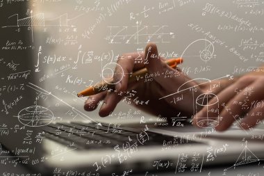 Matematiksel ve bilimsel formülleri olan öğrenci ya da öğretmen. Eğitim kavramları. Sanal bir arayüzde semboller ve denklemler. Çift pozlama.