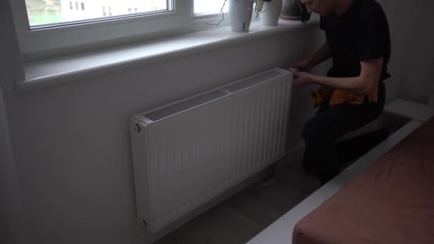 Loodgieter Het Werk Installatie Van Radiator Voor Waterverwarming Hoge Kwaliteit — Stockvideo