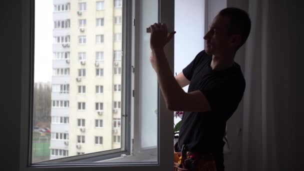 Genç Tamirci Gündüz Odasındaki Pencere Çerçevesini Tamir Ediyor Yüksek Kalite — Stok video