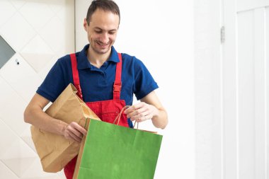 İki kutu fast food teslimatçı tarafından müşterilerden biri için taşınıyor. Yüksek kalite fotoğraf