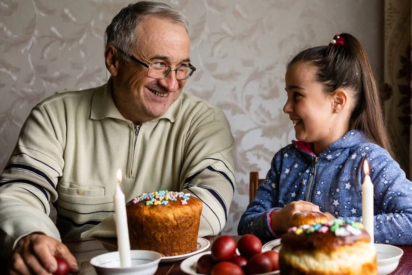 Nonno Nipote Con Uova Torta Pasqua — Foto Stock