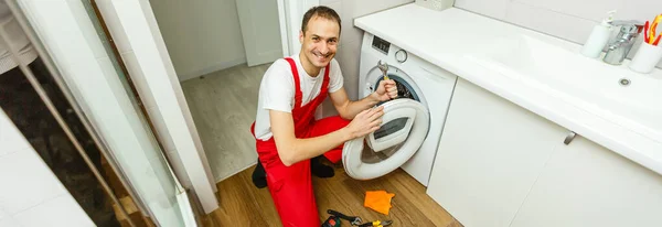 Tesisatçı Çamaşır Makinesini Tamir Ediyor Yüksek Kalite Fotoğraf — Stok fotoğraf