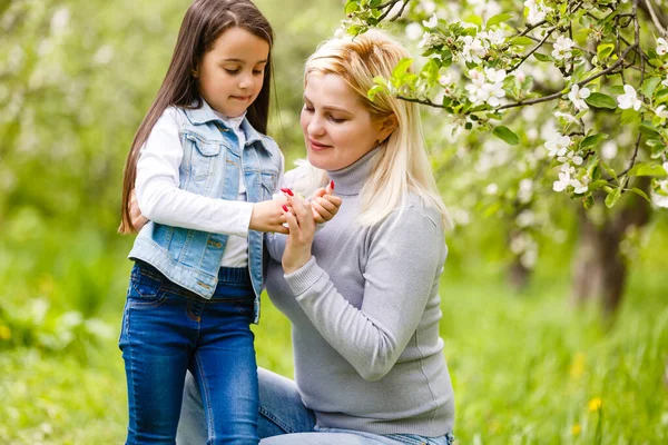 Маленька Дівчинка Матір Квітучому Яблучному Саду Сонячний Весняний День — стокове фото