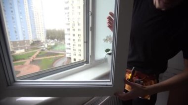 Kapalı mekanda tornavidayla kurulu pencereyi ayarlayan işçiler. Yüksek kalite fotoğraf