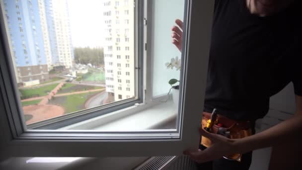 Arbeiter Justieren Eingebaute Fenster Mit Schraubenzieher Drinnen Nahaufnahme Hochwertiges Foto — Stockvideo