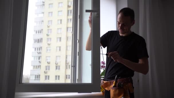 Tamirci Pencere Kolu Takmak Için Kablosuz Tornavida Kullanıyor Nitelikli Işçi — Stok video