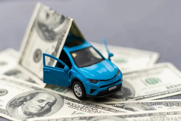 Carro Brinquedo Dinheiro Sobre Branco Alugar Comprar Seguro Carro Conceito — Fotografia de Stock