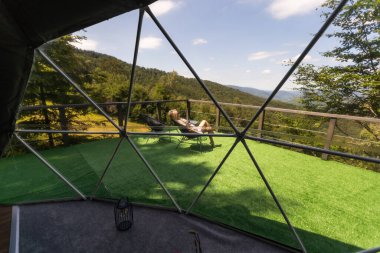 Kadın turist şeffaf kubbe otel glamping.