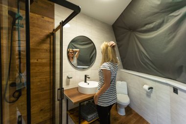 Mutlu Kadın Yüze Dokunuyor Cilt Bakımı Tuvalette Ayakta Duruyor