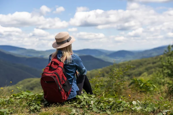 Dağların Tepesindeki Özgürlük Yolcusu Kadın Harika Bir Doğanın Tadını Çıkarıyor — Stok fotoğraf