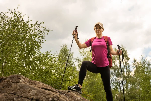 Fit Woman Walking Mountain Healthy Lifestyle Concept — Fotografia de Stock