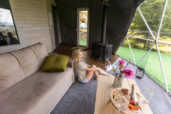 Mulher Interior Moderno Acampamento Luxo Glamping Tenda Conceito Design Ecológico — Fotografia de Stock