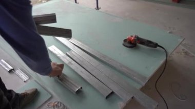 İnşaat işçisi asılmış tavanı alçıpanla birleştiriyor ve alçıpanı tornavidayla tavandaki metal çerçeveye yerleştiriyor. Tadilat, inşaat ve kendin yap. Yüksek kalite fotoğraf