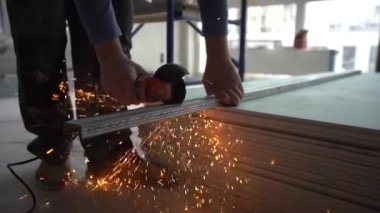 İşçiler paneli tavan çerçevesine yerleştiriyorlar. Yüksek kalite fotoğraf