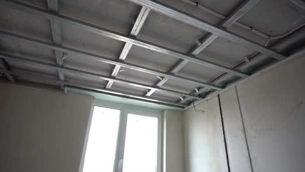 在正在施工的房间里安装有专家技术人员的天花板 高质量的照片 — 图库视频影像