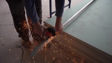 Tamirci tavan tamiri, tavan panelleri bozuk ve su sızıntısı, bakım ve ev onarım konsepti yüzünden hasar görmüş. Yüksek kalite fotoğraf