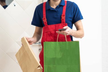 İki kutu fast food teslimatçı tarafından müşterilerden biri için taşınıyor. Yüksek kalite fotoğraf