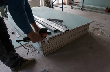 İnşaat aşamasındaki odada uzman teknisyenlerle tavan kurulumu. Yüksek kalite fotoğraf