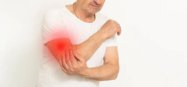 男人手牵着疼痛的肩膀 红点指示位置 — 图库照片