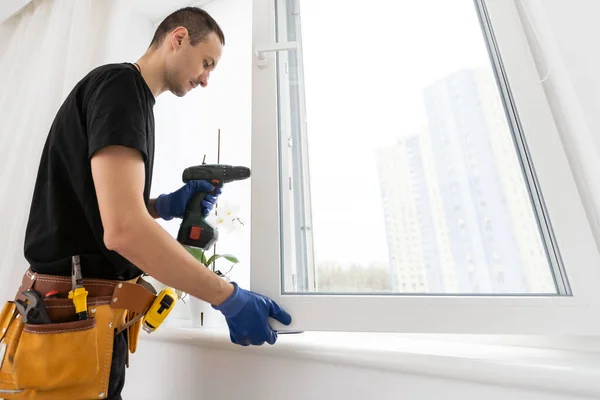 Young Repairman Fixing Window Frame Room Daytime High Quality Photo — Stock Photo, Image