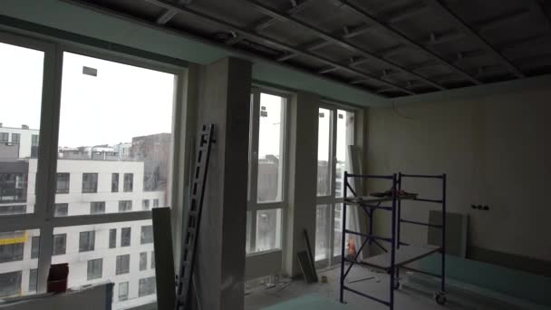 Deckenmontage Mit Erfahrenen Technikern Dem Raum Der Sich Bau Befindet — Stockvideo