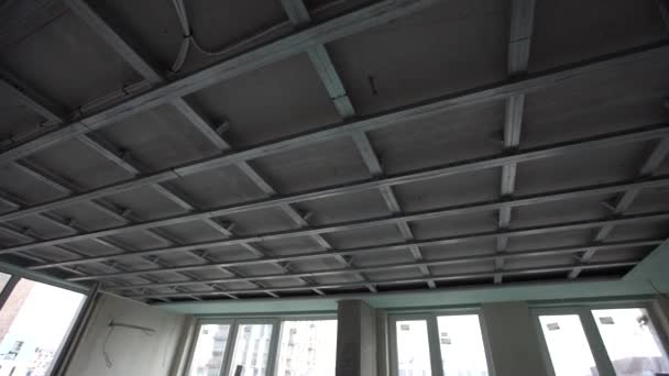 専門技術者との天井設置工事中の部屋で 高品質の写真 — ストック動画