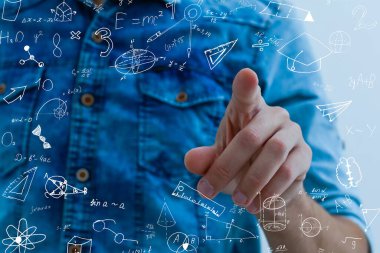 Matematiksel ve bilimsel formülleri olan öğrenci ya da öğretmen. Eğitim kavramları. Sanal bir arayüzde semboller ve denklemler. Çift pozlama.