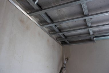 Çerçevenin altına monte edilmiş tavan. Yüksek kalite fotoğraf