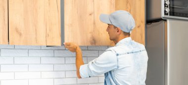 Mutfak dolabında marangoz olarak çalışıyorum..