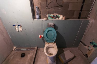 Bina tadilatı, banyoda alçıpan. Yüksek kalite fotoğraf