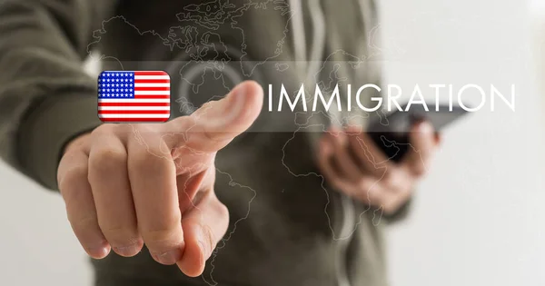 Muž Ukazující Slovo Immigration Mapu Světa Tmavomodrém Pozadí Detailní Záběr — Stock fotografie