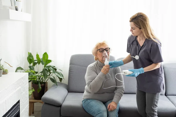 Ältere Frau Benutzt Inhalator Bei Asthma Und Atemwegserkrankungen Hause — Stockfoto