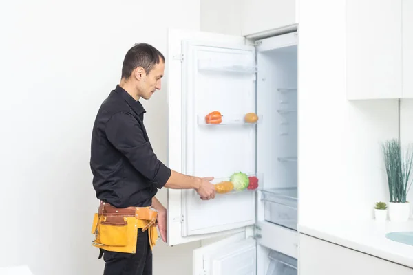 Erkek Teknisyen Mutfakta Bozuk Buzdolabını Tamir Ediyor — Stok fotoğraf