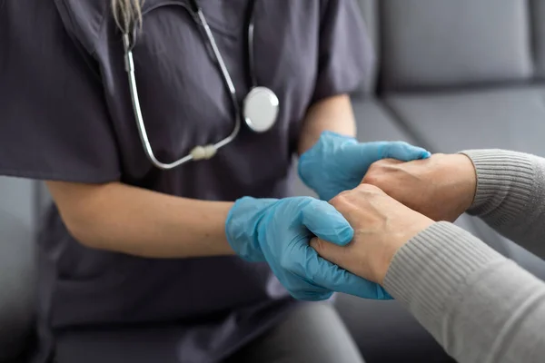 Glückliche Patientin Hält Pflegerin Der Hand Während Sie Zeit Miteinander — Stockfoto
