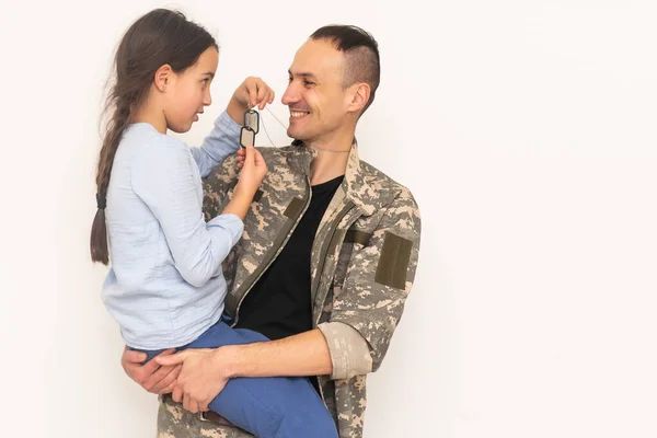 Sotilaallinen Isä Halaa Tytärtään — kuvapankkivalokuva