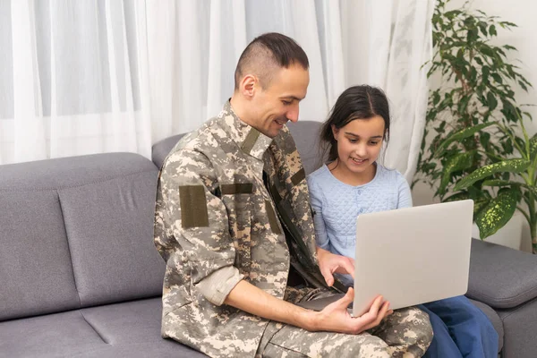 Happy Girl Sitting Military Man Laptop — 스톡 사진