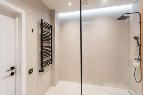 Fürdőszoba Modern Stílusban Szürke Fehér Csempe Van Egy Nagy Tükör — Stock Fotó