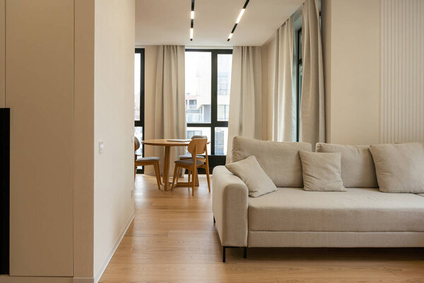 Большая гостиная с диваном.