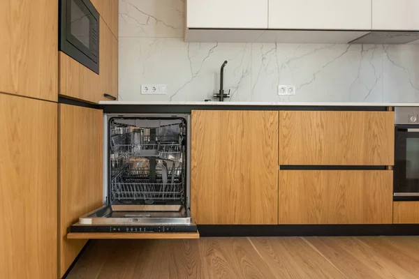 Відкриті Двері Вбудованої Посудомийної Машини Кухня Вбудованою Технікою — стокове фото